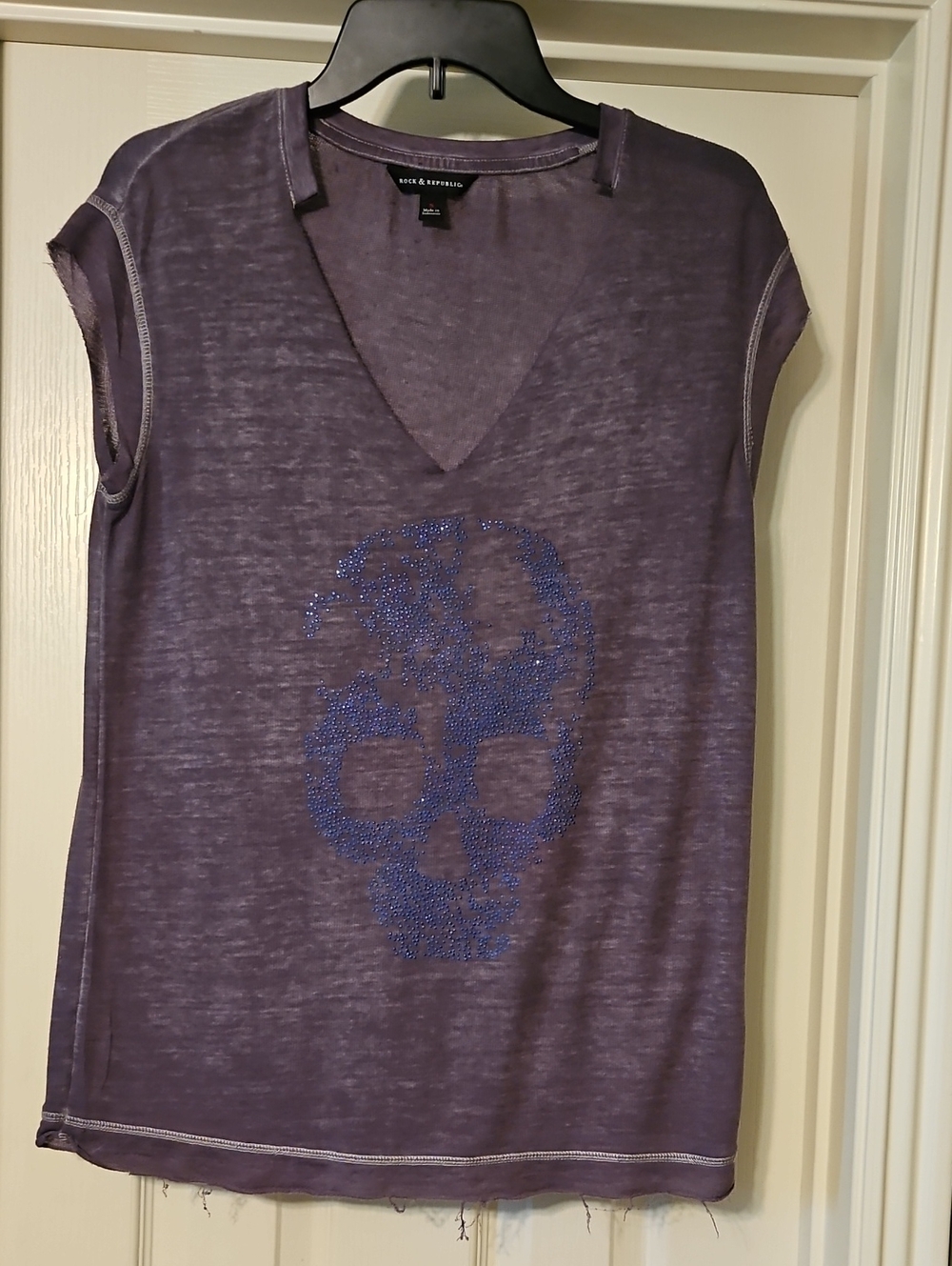 Rock & Republic Gray V-Neck Skull Tee
